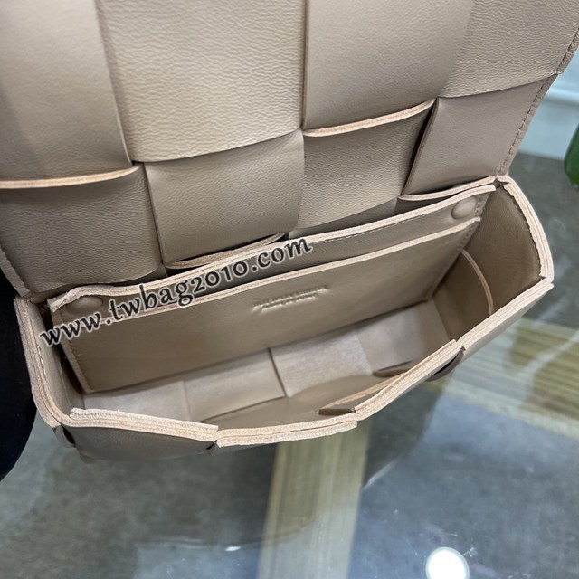 Bottega veneta高端女包 KF0015杏仁色 寶緹嘉CAEESTTE腰包 BV經典款手工編織手包腰包胸包斜挎包  gxz1210